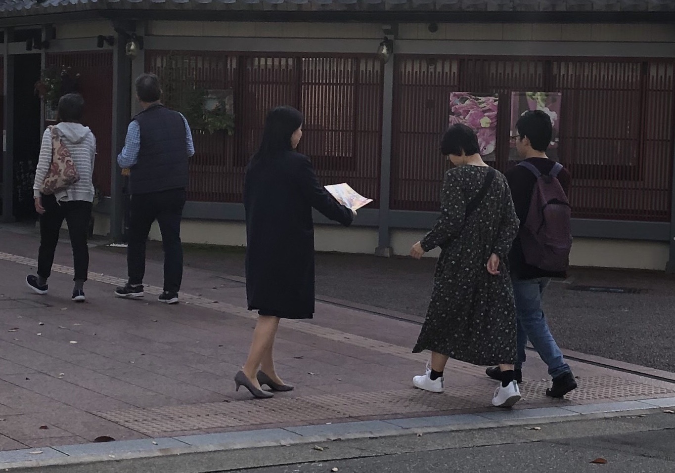 北陸新幹線不通期間に観光情報誌を駅前で配付